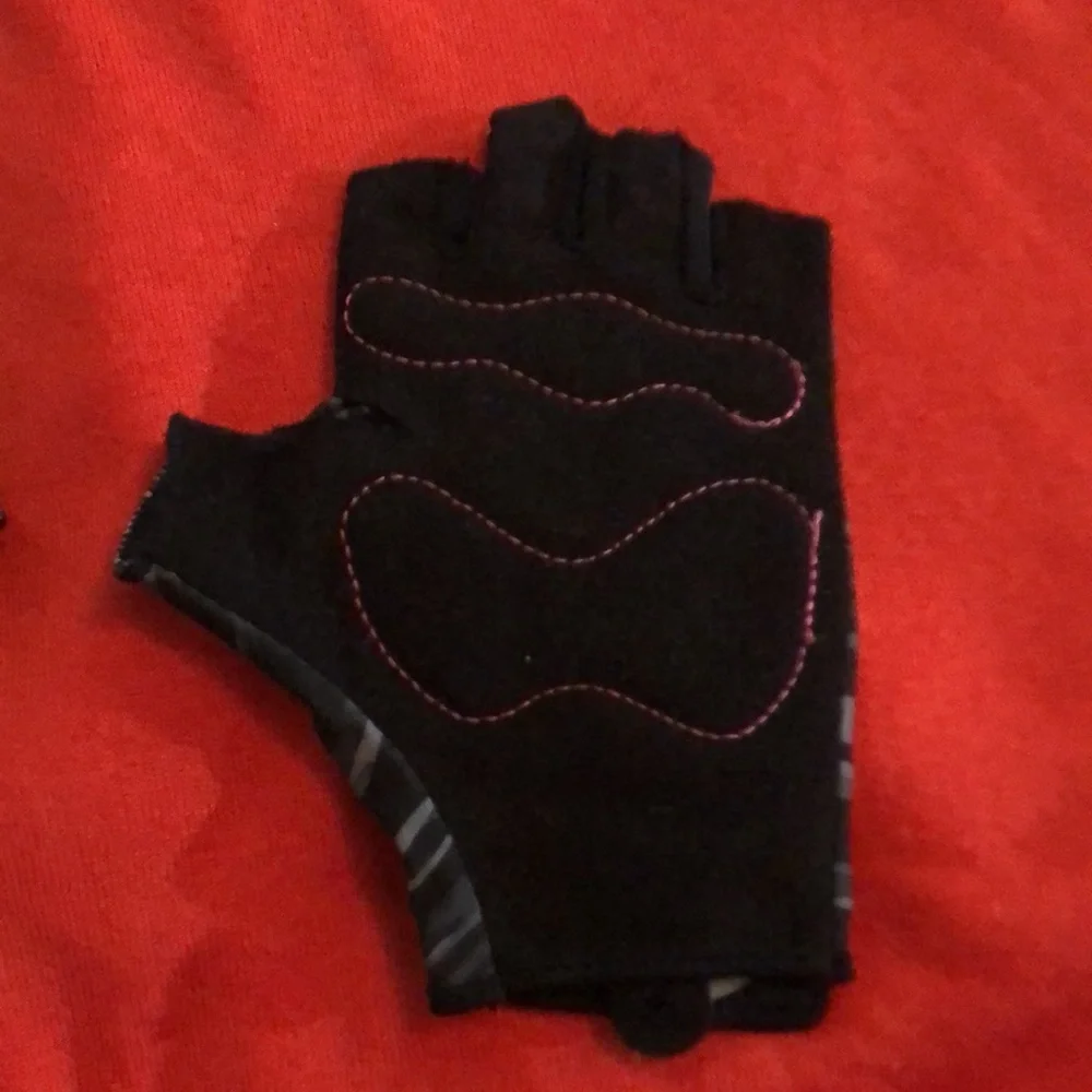 NIKE gloves with no tags. New. Tried but since day 1 couldn’t work. - Picture 6 of 8